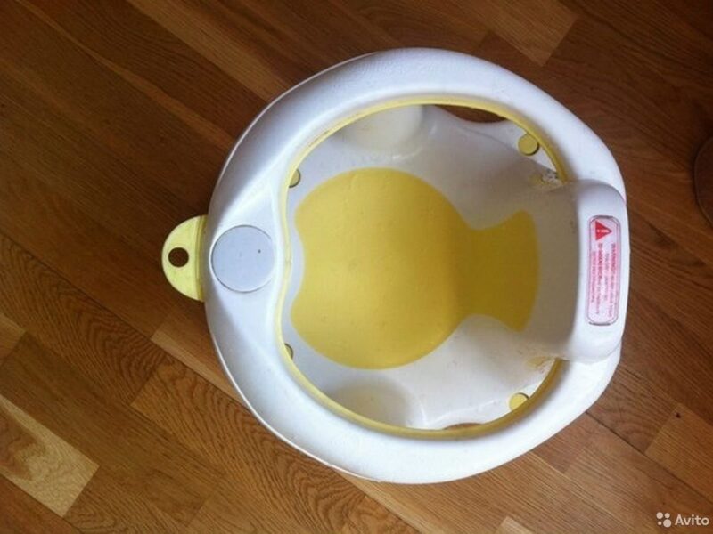Стул детский для купания малыша babyton б/у белый желтый пластик на присосках товары для детей малыш